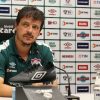 Fernando Diniz dando coletiva no Fluminense