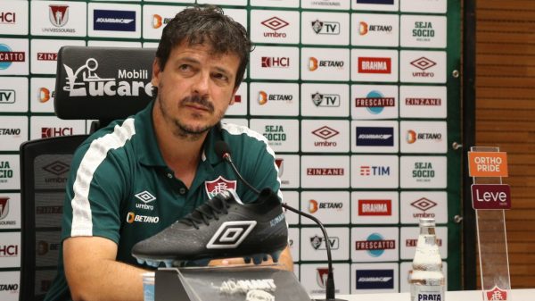 Fernando Diniz dando coletiva no Fluminense