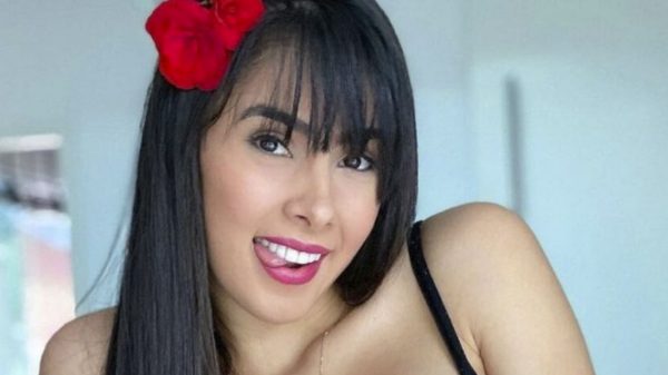 Juliana Bonde encantou seguidores em sessão interativa usando fio-dental