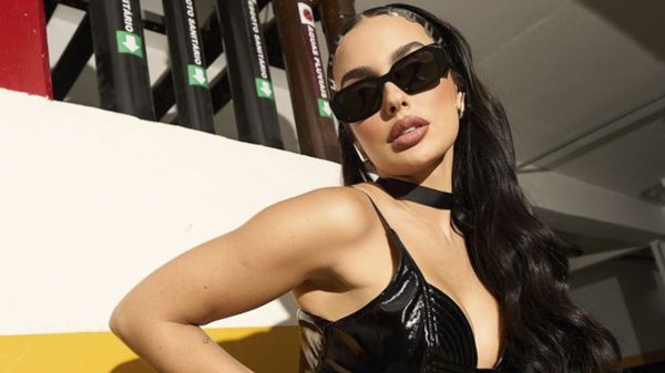 Ex-BBB Larissa Santos arrasa com registro em dia de piscina