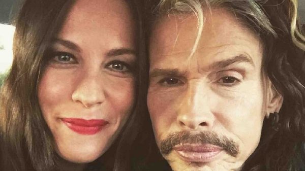 Atriz Liv Tyler e o pai Steven Tyler em foto publicada por Liv nas redes sociais (Foto: Instagram)