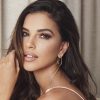 Mariana Rios surge em mergulho com biquíni rosa e provoca furor nas redes