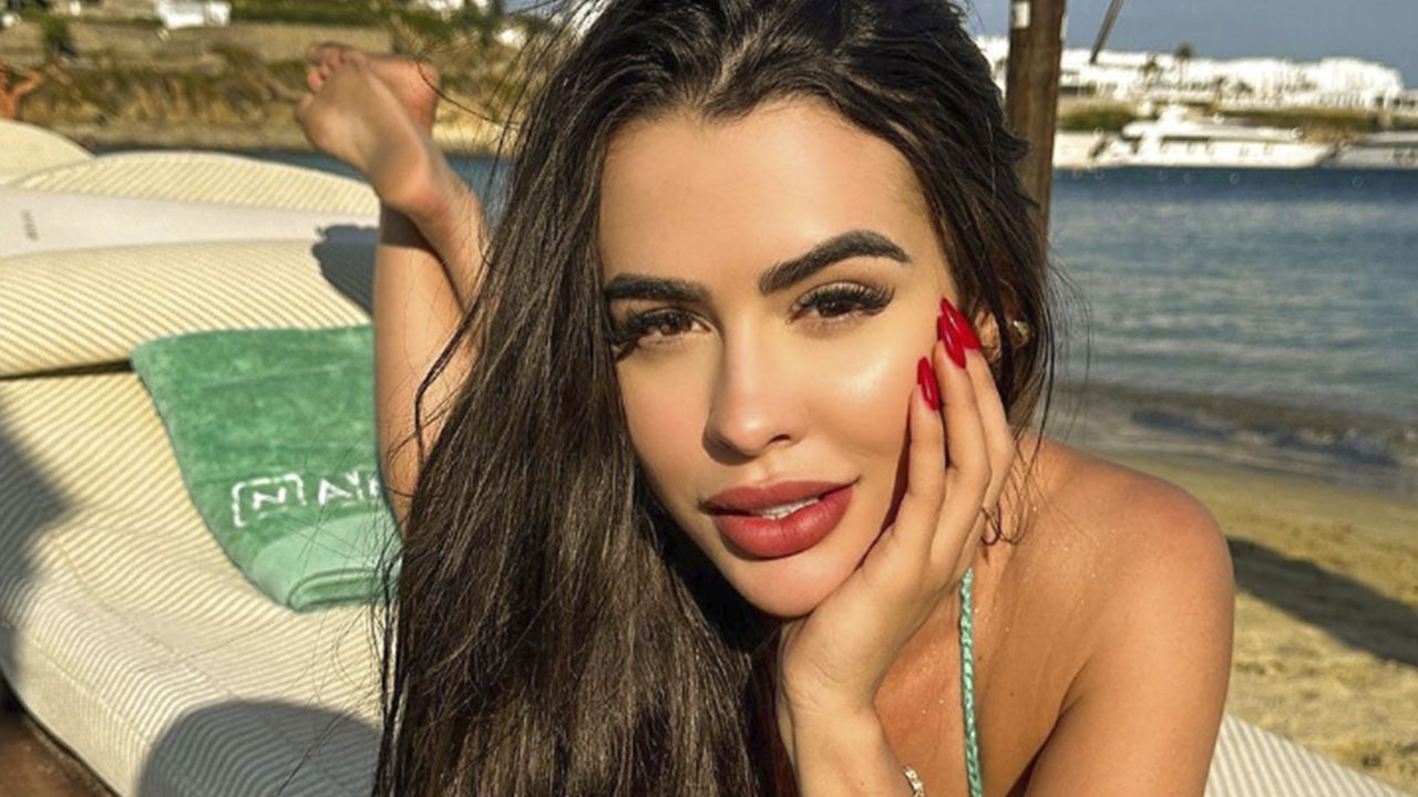 Mikaely Amorim arrasa em fotos de biquíni na praia e provoca reações