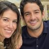 A apresentadora Rebeca Abravanel está grávida do jogador Alexandre Pato e exibiu a barriguinha da gravidez pela primeira vez