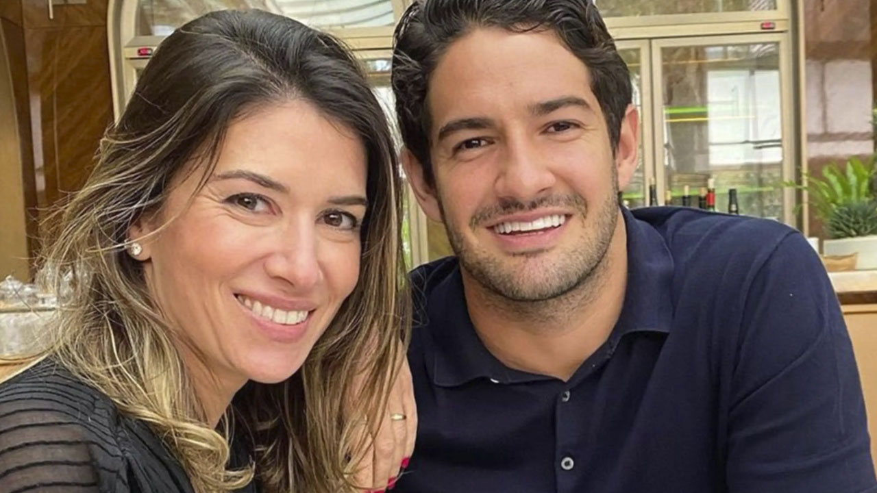 A apresentadora Rebeca Abravanel está grávida do jogador Alexandre Pato e exibiu a barriguinha da gravidez pela primeira vez