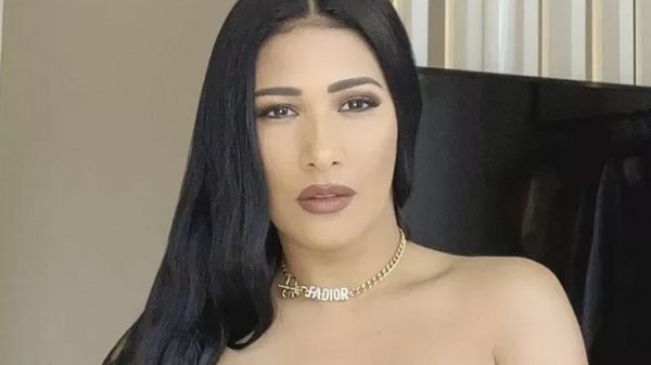 Simaria arrasa em selfie com fio-dental e seguidores reagem nas redes