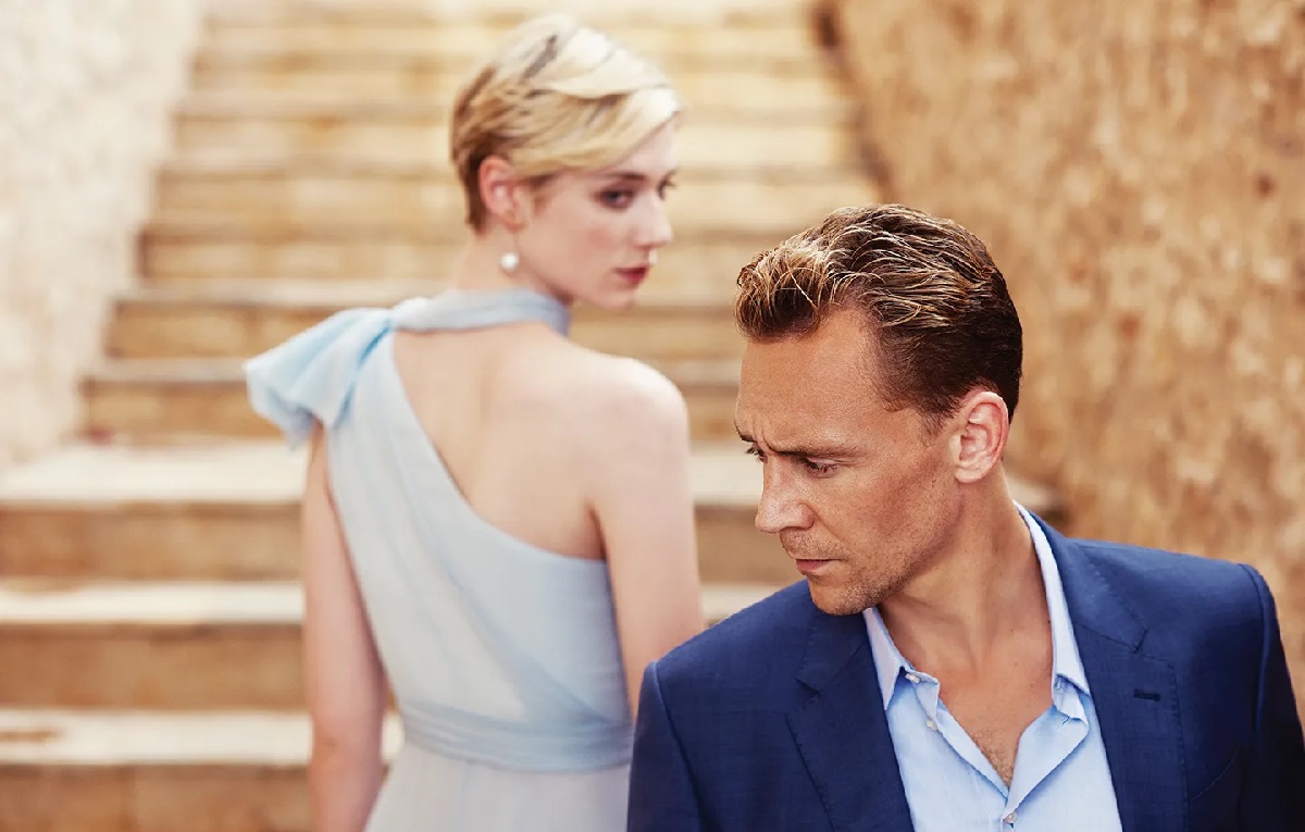 Tom Hiddleston vive um charmoso ex-espião na série Night Manager (Reprodução/Globoplay)