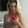 Yasmin Brunet encantou seguidores ao publicar selfie de biquíni ostentando suas curvas poderosas