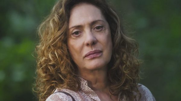 Morte de Agatha (Eliane Giardini) vai levantar uma lista de suspeitos e mexer com a trama de Terra e Paixão