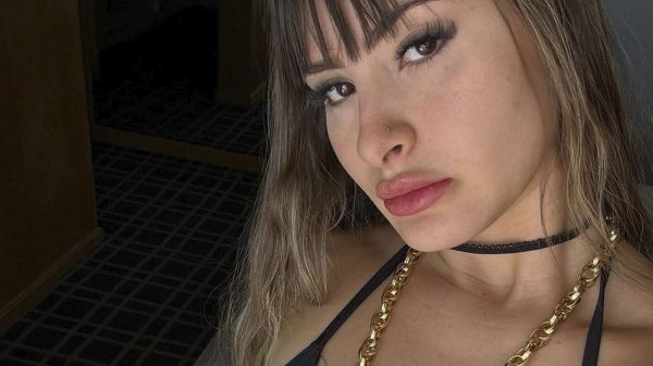 Agatha Sá abalou corações com sua beleza em selfie no espelho