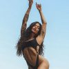 Aline Campos esbanja seu corpo perfeito em ensaio feito na praia