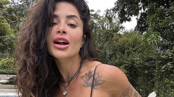 Aline Campos deslumbra seguidores exibindo curvas perfeitos em fio-dental preto