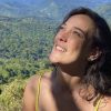 Adriana Birolli denota beleza em dia de cachoeira