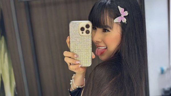 Juliana Bonde empina bumbum em clique com fio-dental nude e arranca suspiros