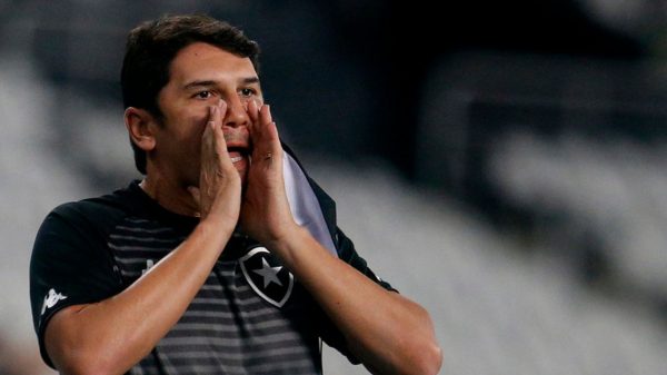 Botafogo está muito pressionado pelos rivais