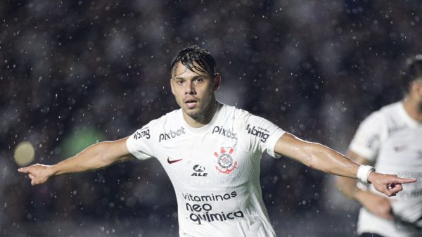 Corinthians contou com show de Romero para vencer