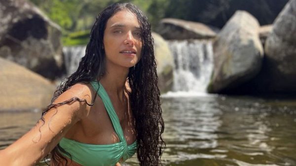 Débora Nascimento surge em cliques na cachoeira e encanta seguidores