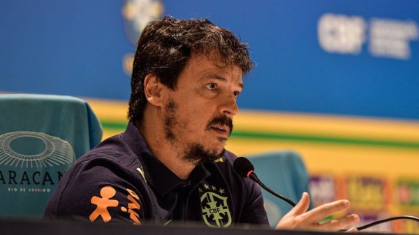 Diniz se irritou e defendeu o Brasil em coletiva