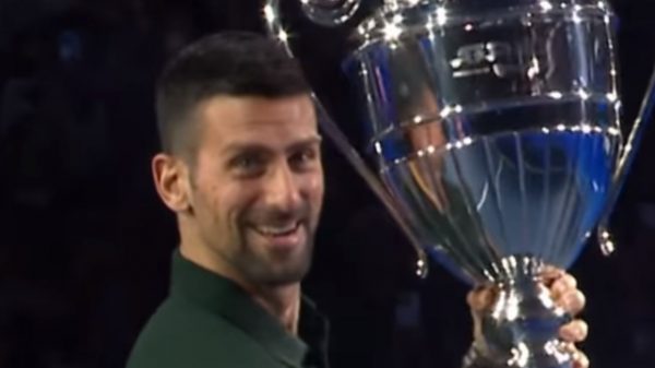 Djokovic com o troféu de número um da temporada