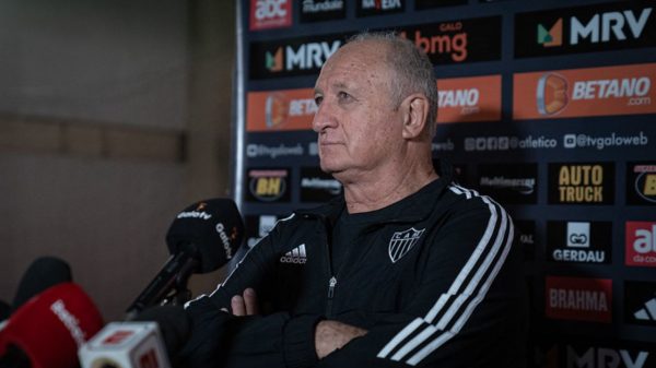 Felipão dando coletiva no Atlético-MG