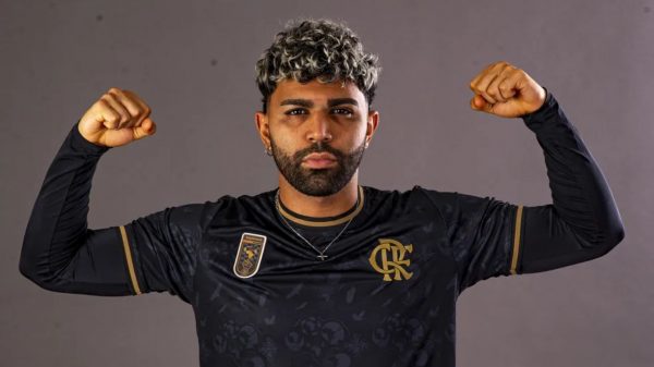 Flamengo lançou nova camisa para comemorar a data