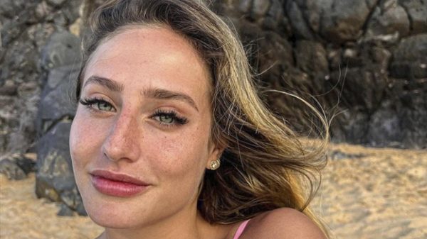 Bruna Griphao exibe curvas em Noronha e encanta seguidores