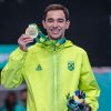 Hugo Calderano posa com a medalha de ouro