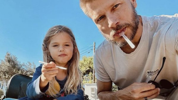 Rodrigo Hilbert encantou internautas com registro da filha fazendo pão