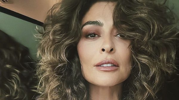 Juliana Paes destaca beleza e pernões em registro na banheira e gera reações