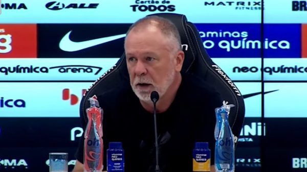 Mano Menezes se irritou durante coletiva pelo Corinthians