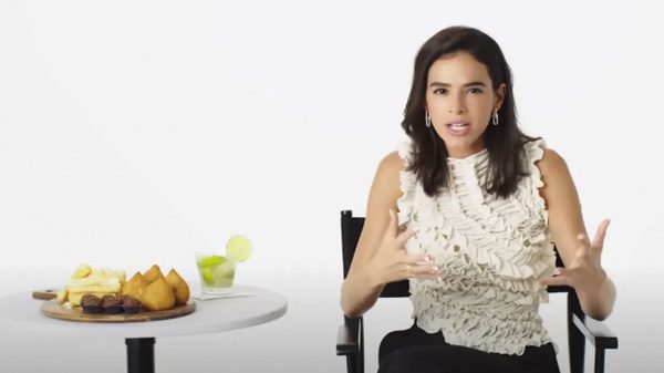 Bruna Marquezine explicou um pouco da cultura brasileira "pra inglês ver"