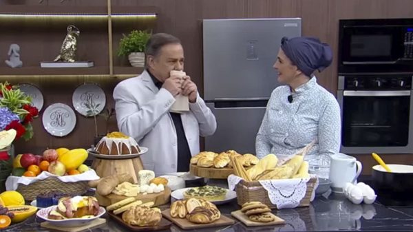 Ronnie Von durante programa ao vivo com a chef Flavia Italia