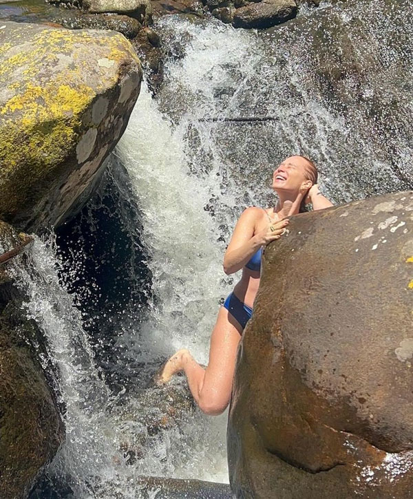 Mariana Ximenes se refresca em cachoeira