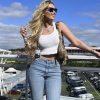 Yasmin Brunet desfila sua beleza no Grande Prêmio Brasil de Formula 1