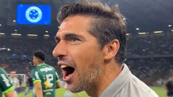 Abel Ferreira foi expulso pelo VAR em lance bizarro e inédito (Foto: X/Twitter)