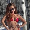 Anitta mostrou toda sua ousadia em registros de fio-dental vermelho no meio da neve em Aspen