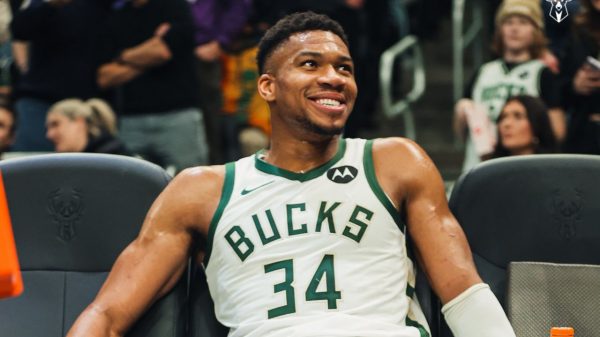 Antetokounmpo fez história, mas se irritou na NBA