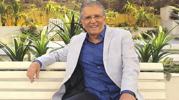 Carlos Alberto de Nóbrega vai precisar retirar um coágulo da cabeça. Estado de saúde do apresentador é considerado bom