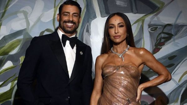 Cauã Reymond e Sabrina Sato elevaram os ânimos dos presentes no prêmio "Men Of The Year" promovido pela GQ Brasil