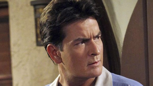 O ator Charlie Sheen brilhou na série "Two And a Half Man", um dos seriados de maior sucesso da televisão