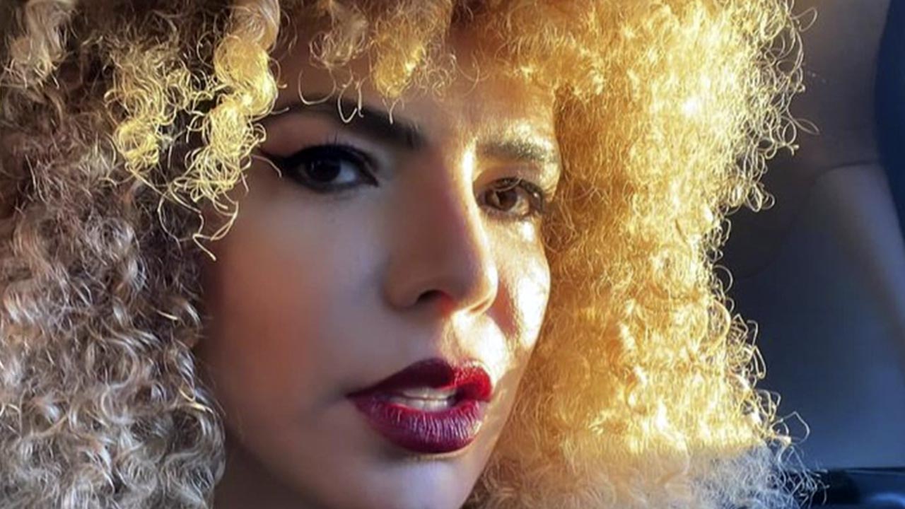 Vanessa da Mata ostentou curvas em fotos na praia em registro feito na Bahia