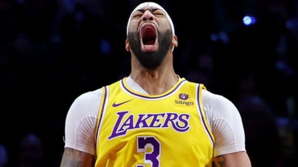 Davis comandou a vitória dos Lakers