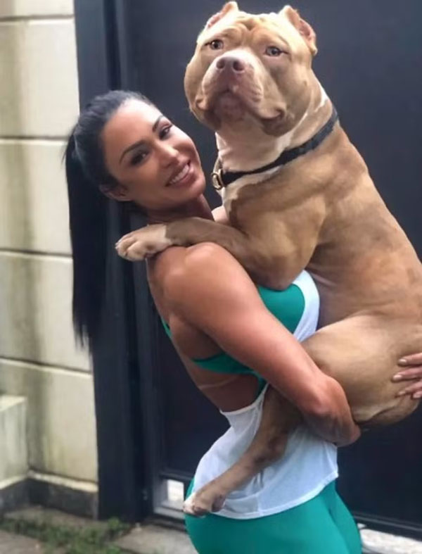 Gracyanne posa com seu companheiro Thor, que morreu de parada cardíaca