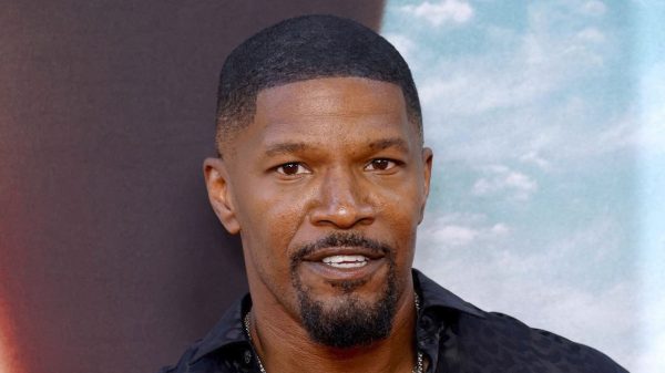 Jamie Foxx surpreendeu ao aparecer no "Critics Choice Celebration of Cinema & Television"