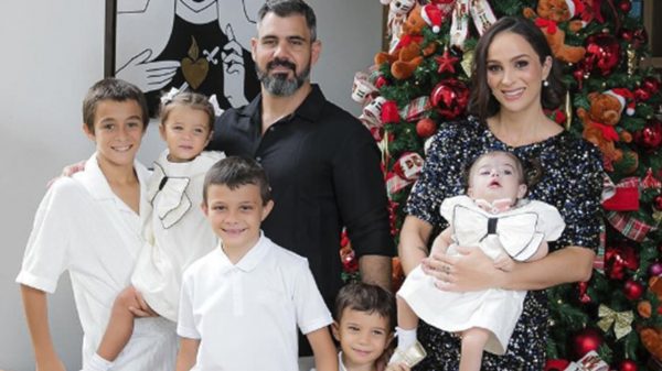 Letícia Cazarré e Juliano Cazarré posam com os filhos na noite de Natal