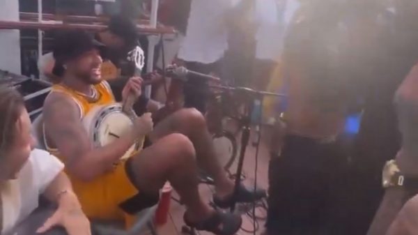 Neymar se divertiu curtindo o pagode