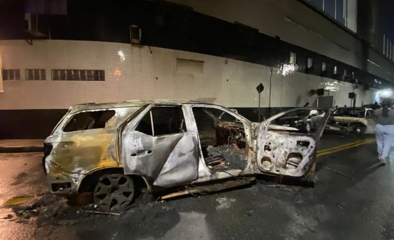 Torcida do Santos queimou o carro de Mendoza