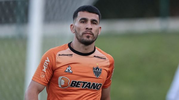 Vasco segue tentando contratar Junior Alonso