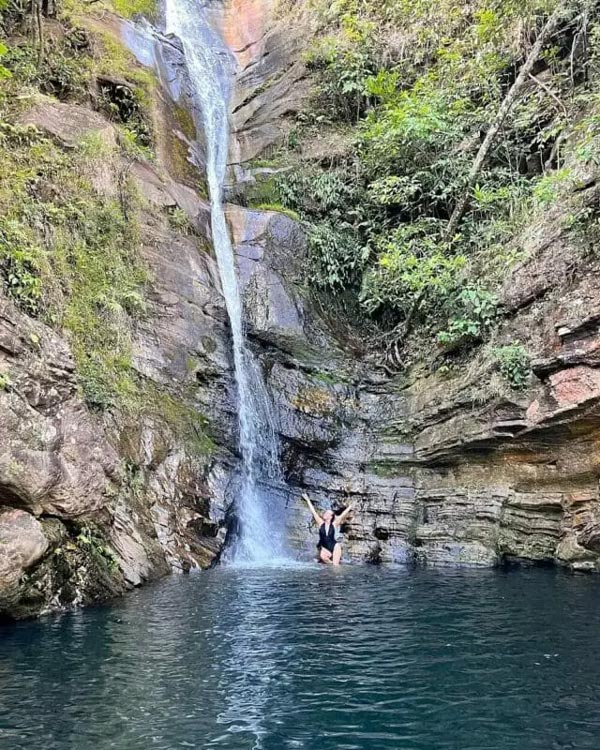 Mariana Ximenes se refresca em cachoeira e ganha elogios