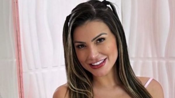 Andressa Urach interagiu com os fãs nas redes